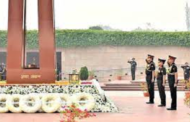 इन्फैंट्री डे-जनरल चौहान ने युद्ध स्मारक पर चढ़ाया पुष्प चक्र..