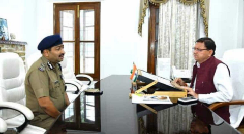 खनन माफिया ने पुलिसकर्मी पर चढ़ाया ट्रेक्टर, सीएम धामी ने लिया एक्शन..