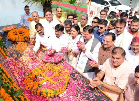 सीएम धामी ने शहीद स्थल रामपुर तिराहा शहीद स्मारक पर राज्य आन्दोलनकारियों को दी श्रद्धांजलि