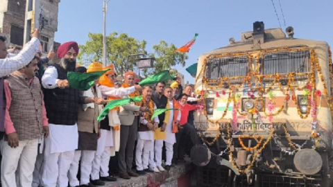 लालकुआं-अमृतसर एक्सप्रेस ट्रेन का शुभारंभ, केंद्रीय राज्य मंत्री अजय भट्ट ने दिखाई हरी झंडी..