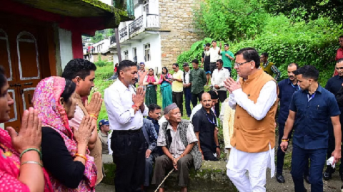 सारकोट पहुंचे सीएम धामी, बलिदानी सैनिक बसुदेव के घर पहुंचकर परिजनों से मिले..