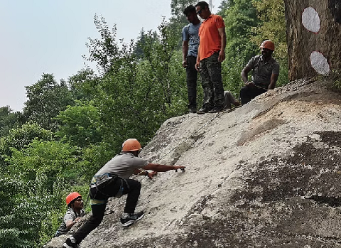 पांच साथियों और तीन गाइड के साथ अवाना बुग्याल ट्रैक पर गई गाजियाबाद की ट्रैकर बही..