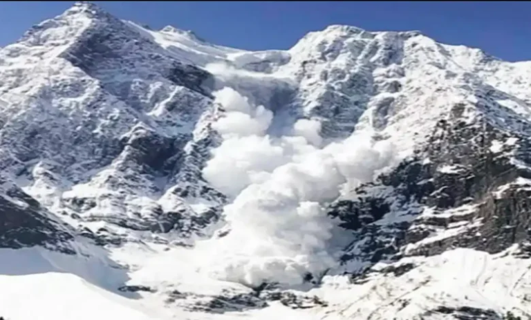 उत्तराखंड में फिर टूटा ग्लेशियर, सड़क पर गिरी बर्फ, बड़ा हादसा टला…