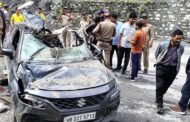 जोशीमठ के पाताल गंगा क्षेत्र में पहाड़ी से पत्थर गिरने से कार सवार दो व्यक्ति हुए घायल एक की हुई मौत