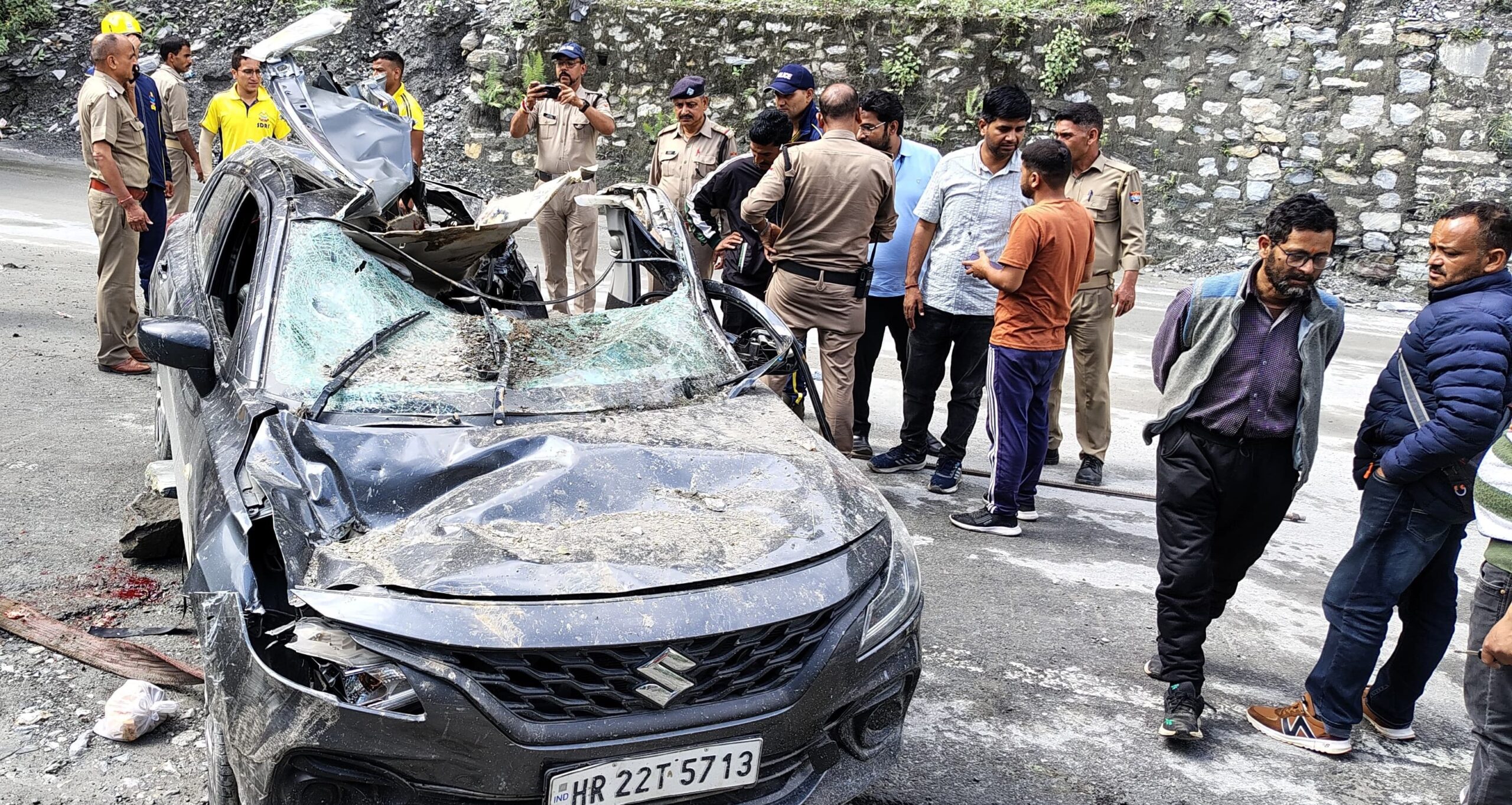 जोशीमठ के पाताल गंगा क्षेत्र में पहाड़ी से पत्थर गिरने से कार सवार दो व्यक्ति हुए घायल एक की हुई मौत