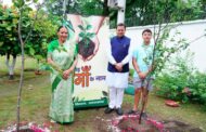 मुख्यमंत्री धामी ने 'एक पेड़ मां के नाम' अभियान के अन्तर्गत अपनी माताजी के साथ किया पौधारोपण