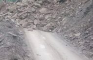पिनौला में बोल्डर गिरने से बदरीनाथ मार्ग बंद, तीर्थयात्रियों की आवाजाही पर लगी रोक