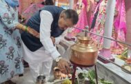 श्रावण मास के सोमवार के पावन अवसर पर भगवान शिव का जलाभिषेक करते कैबिनेट मंत्री गणेश जोशी और उनकी धर्म पत्नी निर्मला जोशी।