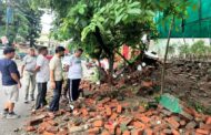 भारी बारिश से क्षतिग्रस्त दीवार का निरीक्षण करने पहुंचे कैबिनेट मंत्री गणेश जोशी, दिए त्वरित मरम्मत के निर्देश
