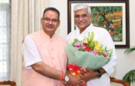 केंद्रीय पर्यटन एवं संस्कृति मंत्री गजेंद्र सिंह शेखावत का देहरादून आगमन पर स्वागत करते कैबिनेट मंत्री गणेश जोशी