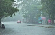 मुंबई में मूसलाधार बारिश से जनजीवन अस्त-व्यस्त, सड़क और रेल यातायात प्रभावित