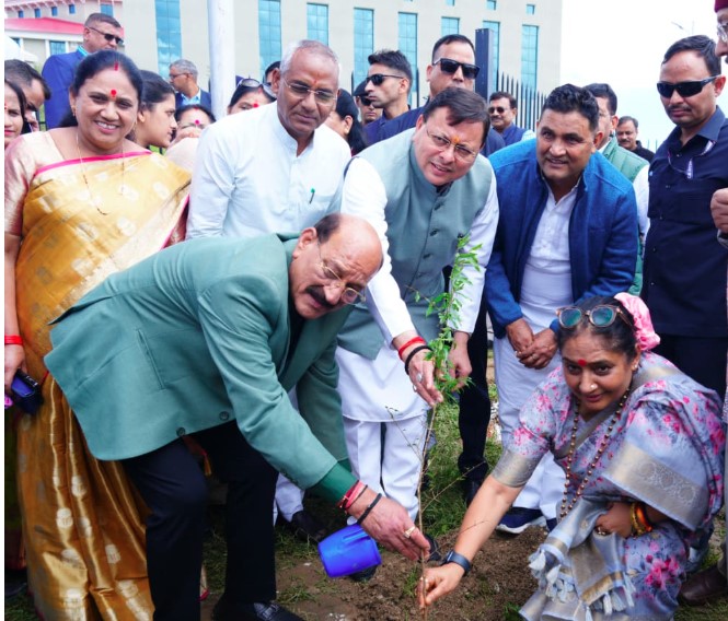 सीएम धामी और स्पीकर ऋतु खंडूडी ने किया पौधारोपण