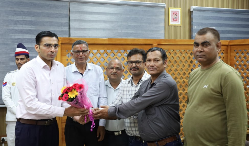 उत्तराखंड पत्रकार यूनियन ने बेहतर स्वास्थ्य सुविधाओं को लेकर डीएम सविन बंसल को सौंपा ज्ञापन