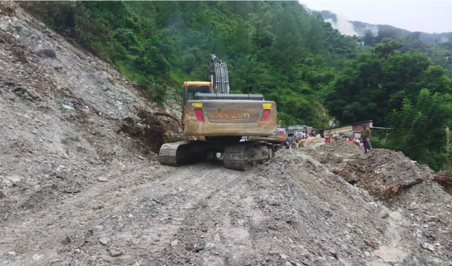 भनेरपाणी में मलबा और बोल्डर गिरने से बदरीनाथ हाईवे बंद, यात्रियों की बढ़ी मुश्किलें