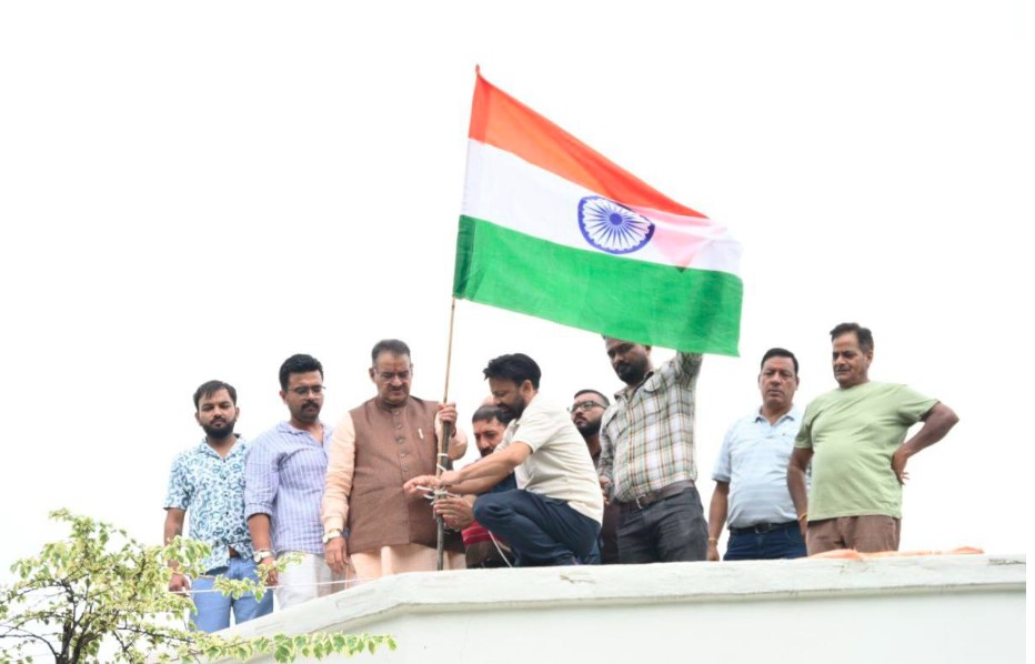कैबिनेट मंत्री गणेश जोशी ने 'हर घर तिरंगा' अभियान के अंतर्गत अपने शासकीय आवास पर फहराया तिरंगा 