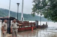 ऋषिकेश में गंगा नदी का जलस्तर खतरे के निशान से ऊपर, त्रिवेणी घाट जलमग्न