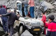 गौरीकुंड मार्ग पर बड़ा हादसा, यात्रियों से भरी गाड़ी पर गिरा बड़ा बोल्डर, दो की मौत
