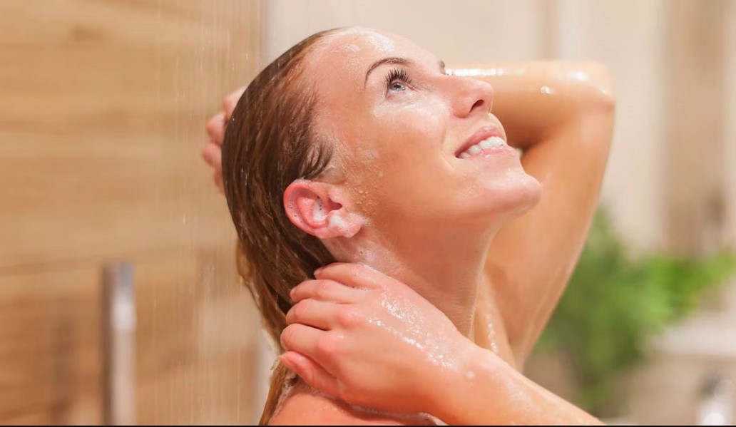 नहाते समय सीधे सिर पर पानी डालना क्यों हो सकता है खतरनाक, आइये जानते हैं इसके कारण