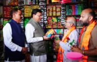 मुख्यमंत्री धामी ने कुँआवाला बाजार में किया “स्वदेशी अपनाओ” अभियान का प्रचार