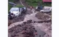 हिमाचल में बादल फटने और भूस्खलन से हाहाकार, सैकड़ों सड़कें बंद