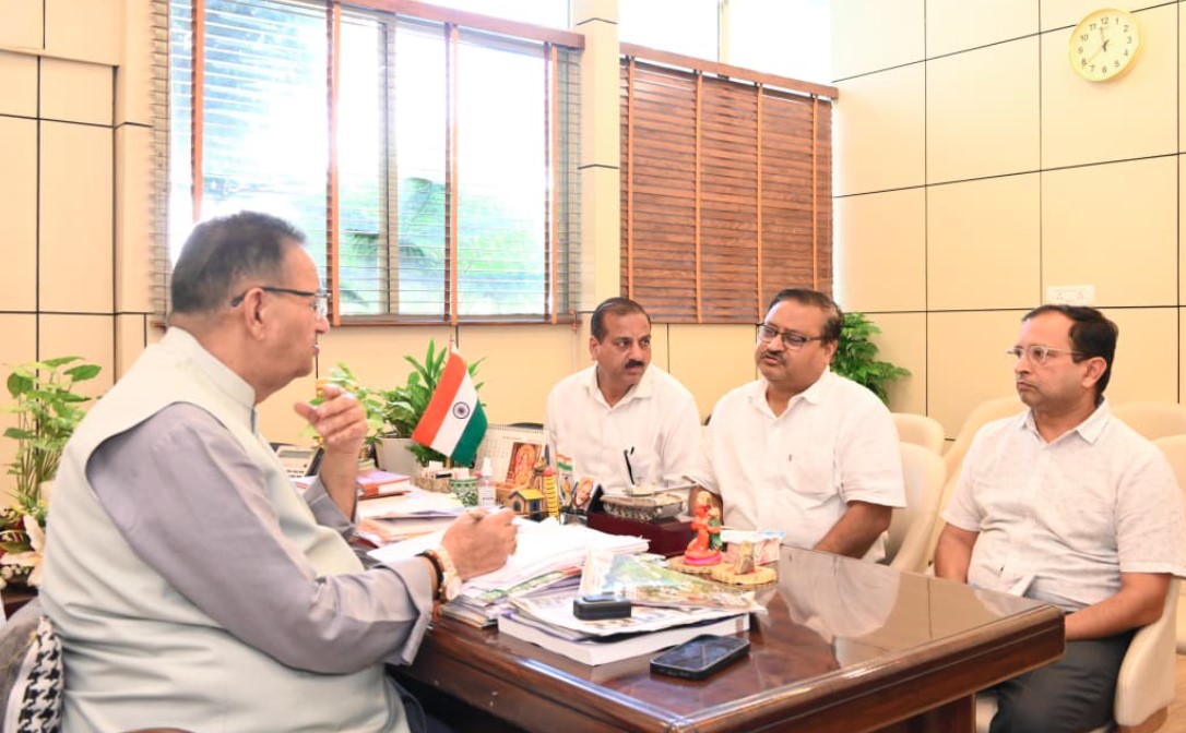 कैबिनेट मंत्री गणेश जोशी ने सिंचाई विभाग के अधिकारियों के साथ की बैठक