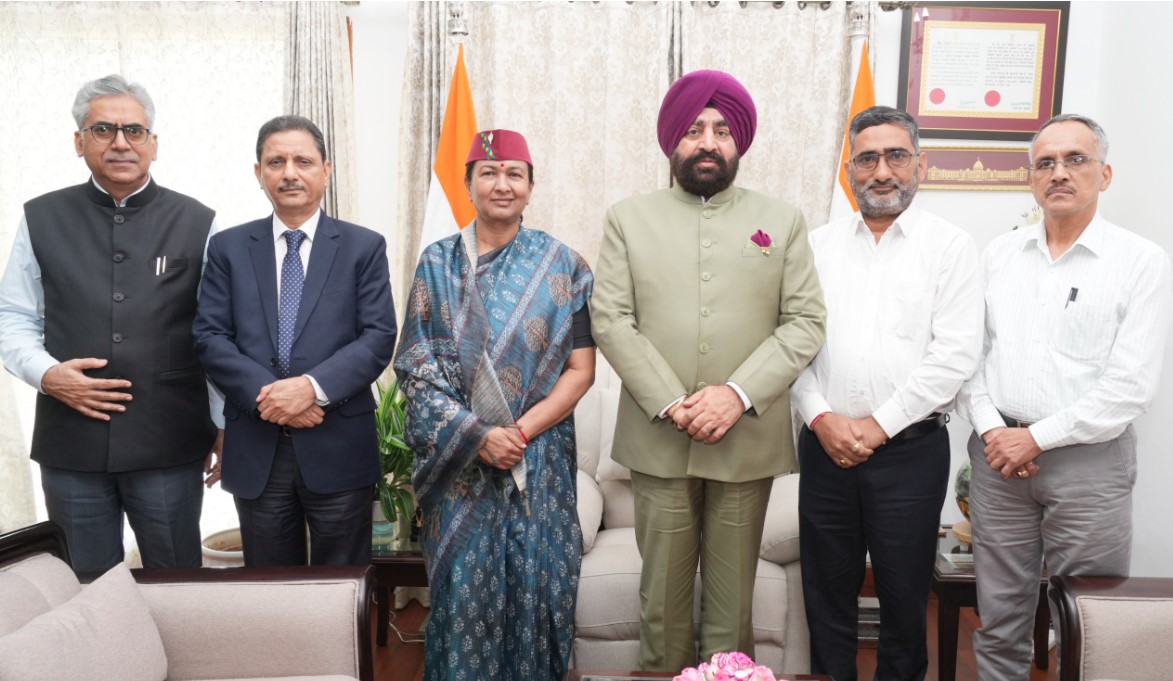 राज्यपाल से मिली मुख्य सूचना आयुक्त राधा रतूड़ी, आयोग की उपलब्धियों पर दी विस्तृत जानकारी