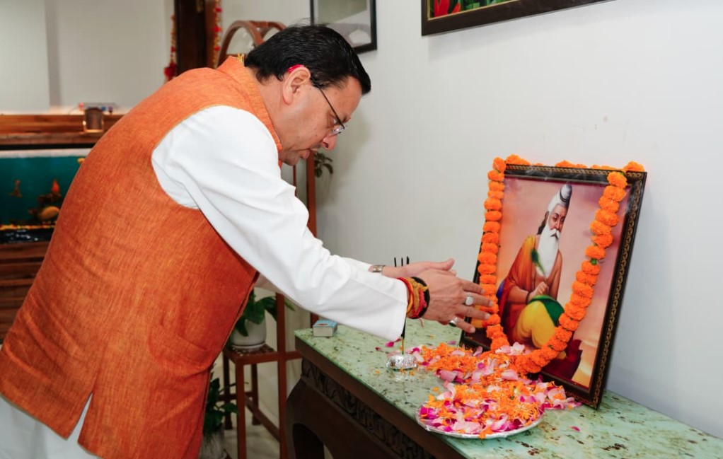 सीएम धामी ने महर्षि वाल्मीकि के चित्र पर श्रद्धा सुमन अर्पित कर किया उनका भावपूर्ण स्मरण