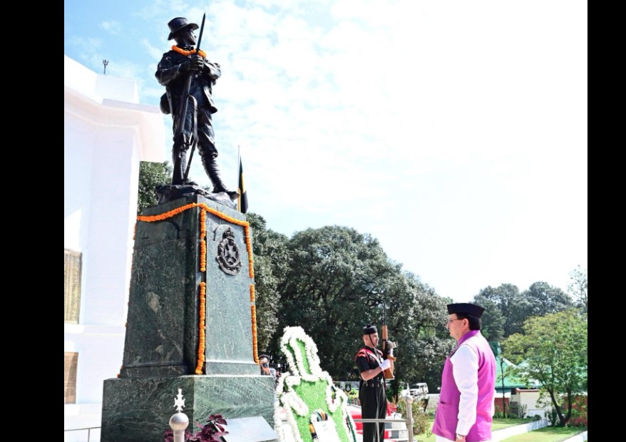 सीएम धामी ने वॉर मेमोरियल पर पुष्पचक्र अर्पित कर वीर सपूतों के त्याग और शौर्य को किया नमन