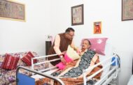 कैबिनेट मंत्री गणेश जोशी ने पूर्व सीएम भुवन चंद्र खण्डूरी से भेंट कर दी उन्हें दीपावली की शुभकामनाएं