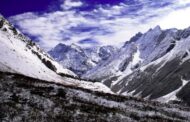 बर्फ की सफेद चादर से ढकी विश्व धरोहर फूलों की घाटी, बर्फबारी का आनंद लेने पहुँच रहे हजारों पर्यटक