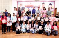 मुख्यमंत्री और कैबिनेट मंत्री रेखा आर्या ने 326 मेधावी बालिकाओं को दिए मोबाइल फोन