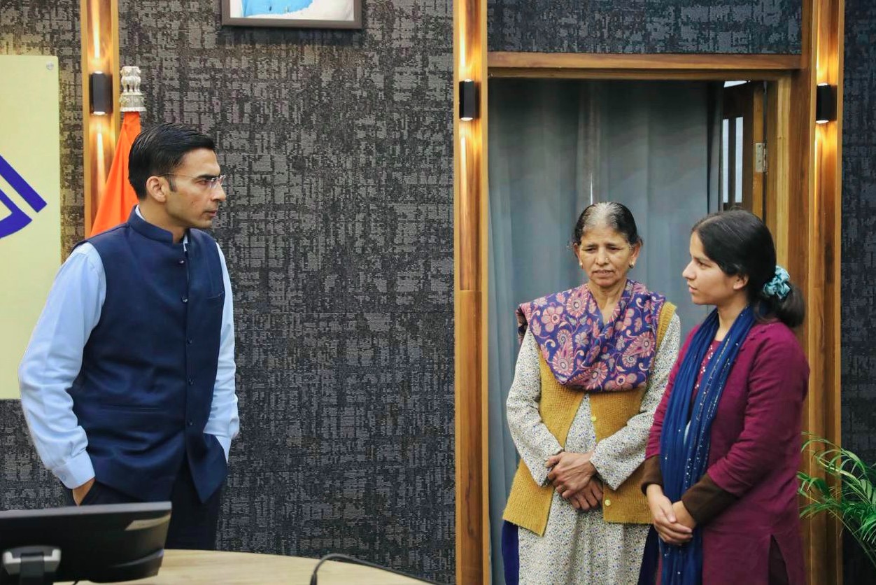 डीएम सविन बंसल की पहल से आर्थिक संकट से जूझ रही प्रियंका को मिली लैब ऑफिसर की नौकरी