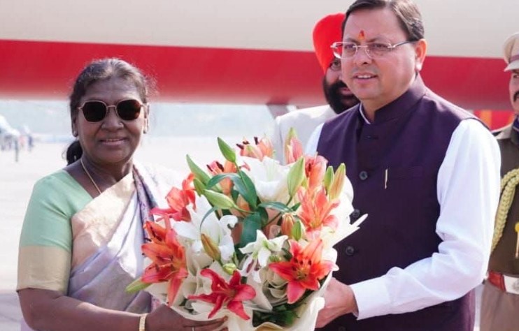 जौलीग्रांट एयरपोर्ट पर राष्ट्रपति मुर्मू का सीएम धामी ने किया स्वागत