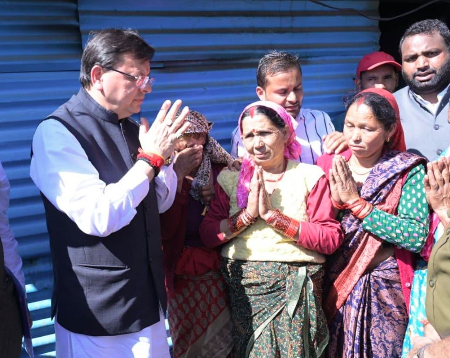इगास पर रुद्रप्रयाग पहुंचे सीएम धामी, आपदा प्रभावित परिवारों से की मुलाकात