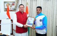 मुख्यमंत्री धामी से मिले माउंट एवरेस्ट फतह करने वाले 16 वर्षीय सचिन कुमार