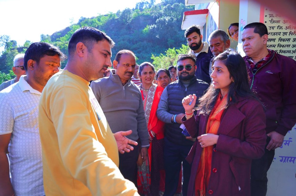 जिलाधिकारी स्वाति भदौरिया ने सुनीं ग्रामीणों की समस्याएं, मौके पर ही दिए समाधान के निर्देश