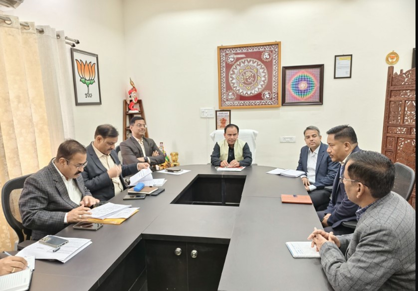 सड़क परियोजनाओं की प्रगति की समीक्षा, विभागों को तेजी से काम पूरा करने के निर्देश