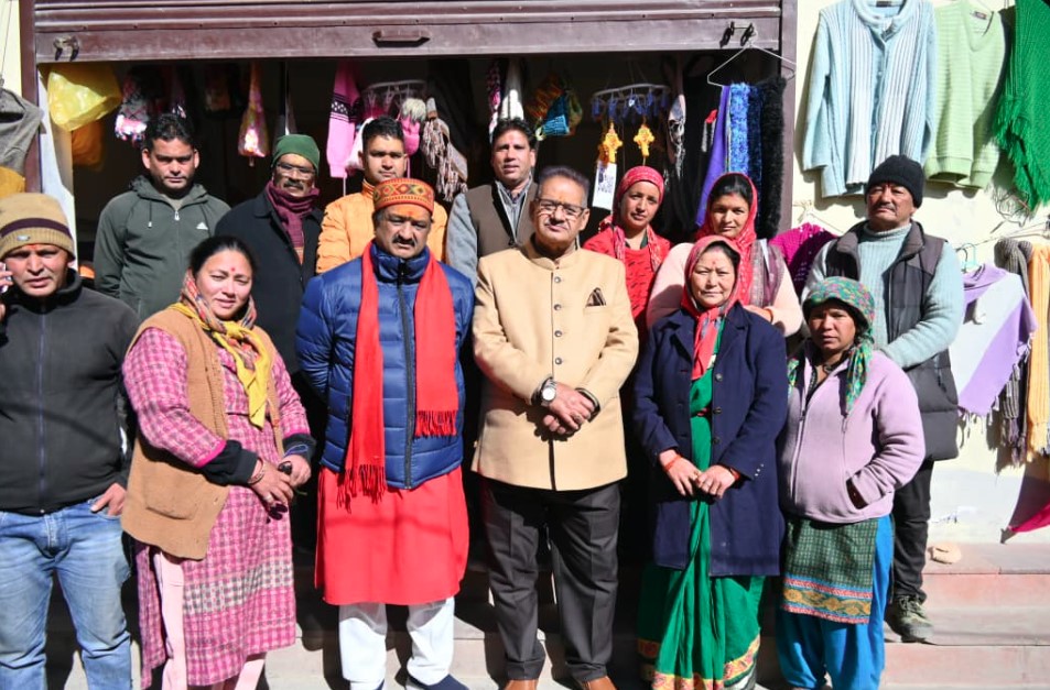 देश के प्रथम गांव माणा पहुंचे ग्राम्य विकास मंत्री गणेश जोशी, सेना के जवानों और ग्रामीणों से की मुलाकात