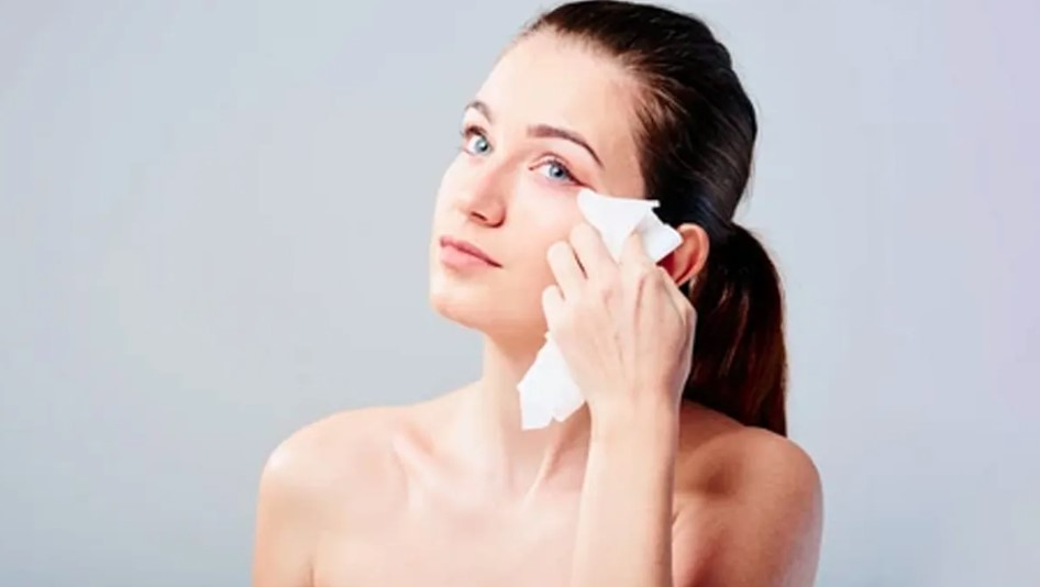 वेट वाइप्स से चेहरे की सफाई करना पड़ सकता है भारी, जानें इसके नुकसान