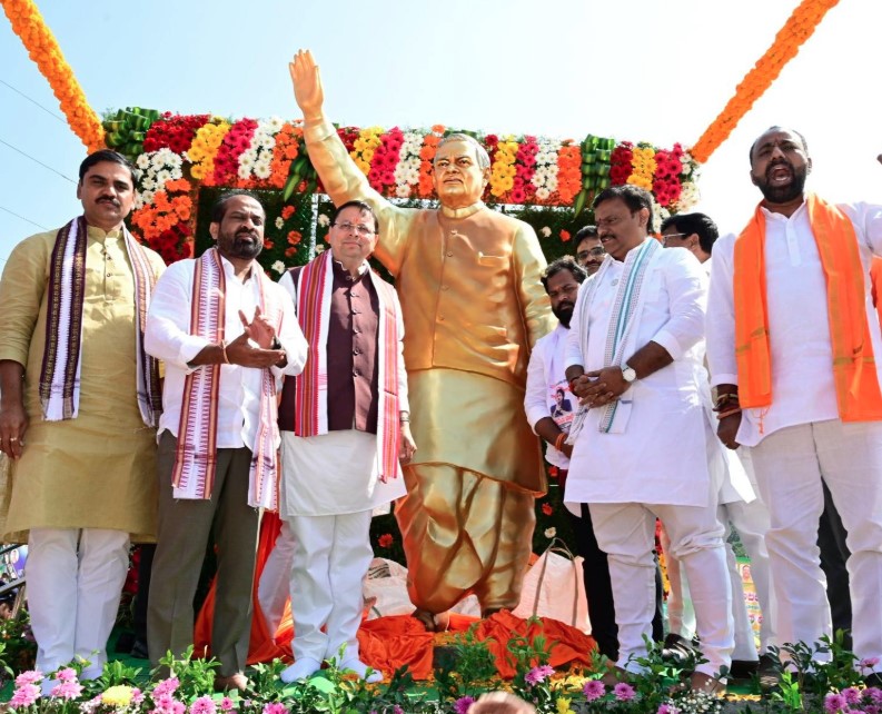 सीएम धामी ने देश के पूर्व प्रधानमंत्री अटल बिहारी वाजपेयी की प्रतिमा का किया अनावरण