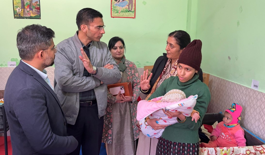 जिलाधिकारी ने नारी निकेतन का किया औचक निरीक्षण