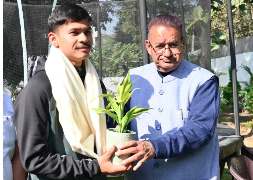 कैबिनेट मंत्री गणेश जोशी ने माउंट एवरेस्ट फतह करने वाले वीरेंद्र सिंह सामंत का किया सम्मान