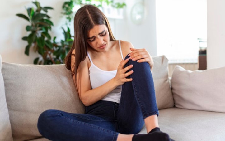 ठंड के मौसम में क्यों बढ़ जाता है घुटनों का दर्द? जानें बचाव के आसान तरीके