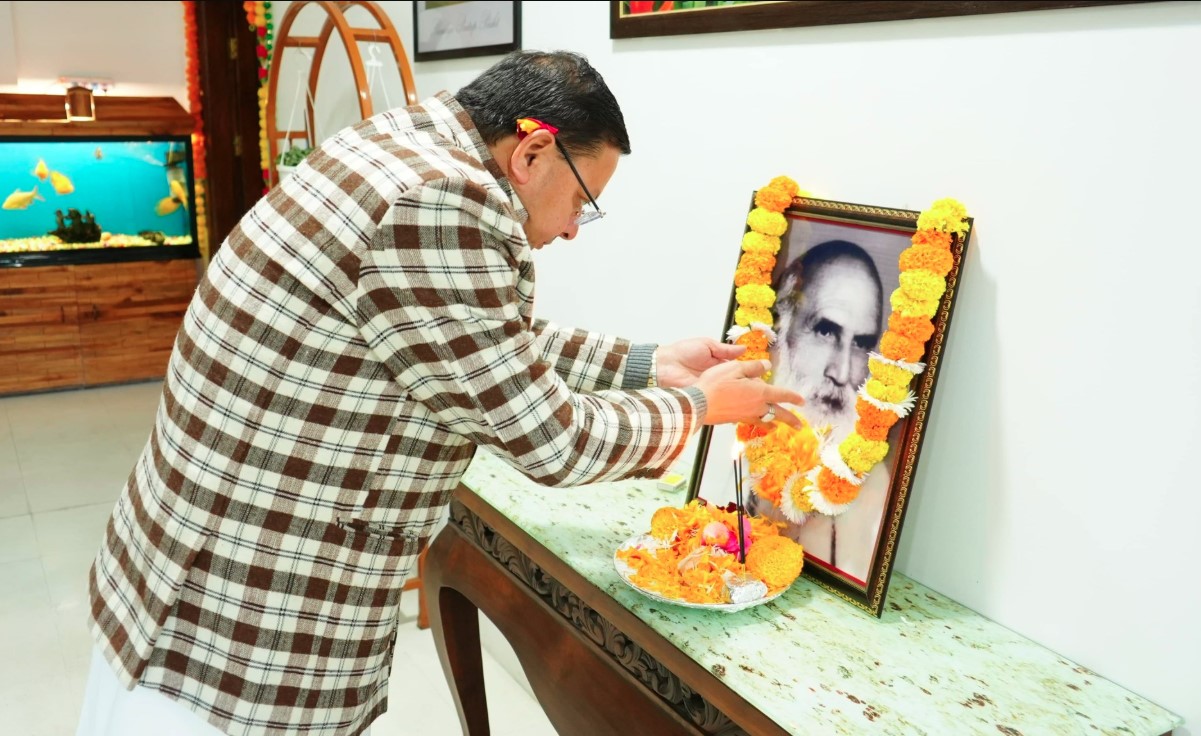 सीएम धामी ने इंद्रमणि बडोनी की जयंती पर उनके चित्र पर पुष्प अर्पित कर दी श्रद्धांजलि