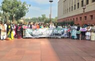 वायु प्रदूषण को लेकर विपक्षी नेताओं ने संसद भवन परिसर में किया जोरदार प्रदर्शन