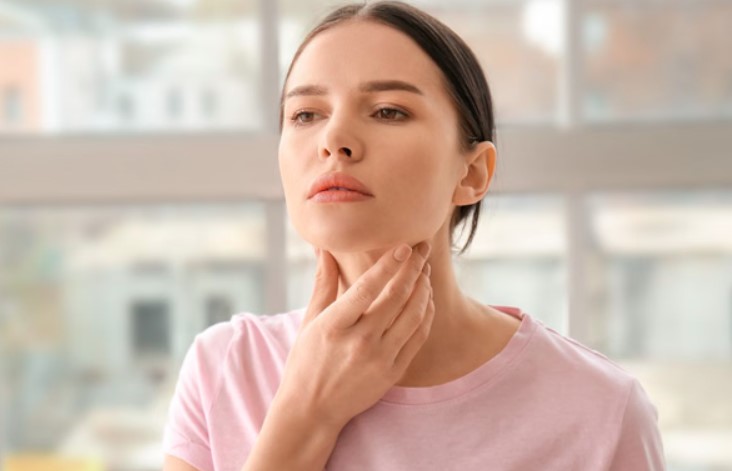 गले की सूजन को न करें नजरअंदाज, थायराइड का हो सकता है पहला संकेत