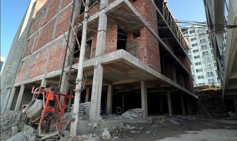 अवैध निर्माण व प्लॉटिंग पर एमडीडीए का शिकंजा, कई स्थानों पर सीलिंग व ध्वस्तीकरण की कार्रवाई