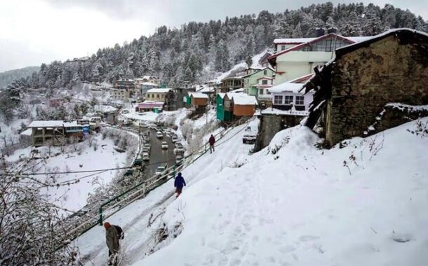 चमोली में भारी बर्फबारी से जनजीवन अस्त-व्यस्त, 77 से अधिक गांव प्रभावित