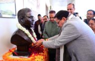 मुख्यमंत्री धामी ने स्व. हरबंस कपूर के छायाचित्र पर पुष्पांजलि अर्पित कर दी श्रद्धांजलि