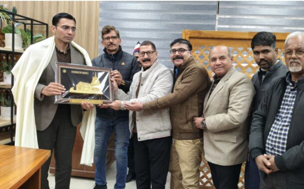 डीएम को उत्कृष्ट सेवा कार्यों के लिए जर्नलिस्ट यूनियन ने किया सम्मानित